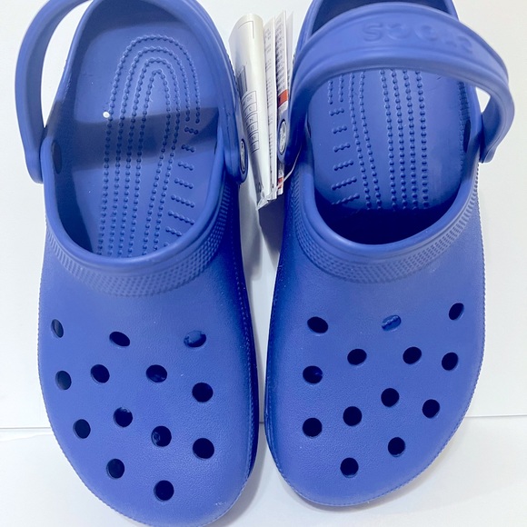 Unisex crocs. Size Men 7 and Size women 9. - Picture 2 of 9